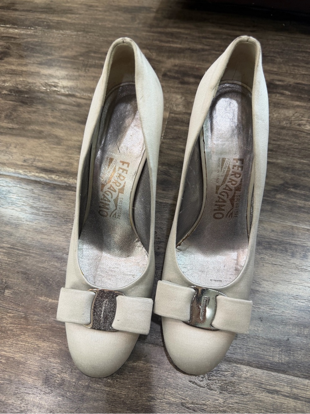 Salvatore Ferragamo Cream Bow Pumps with Metallic Accent